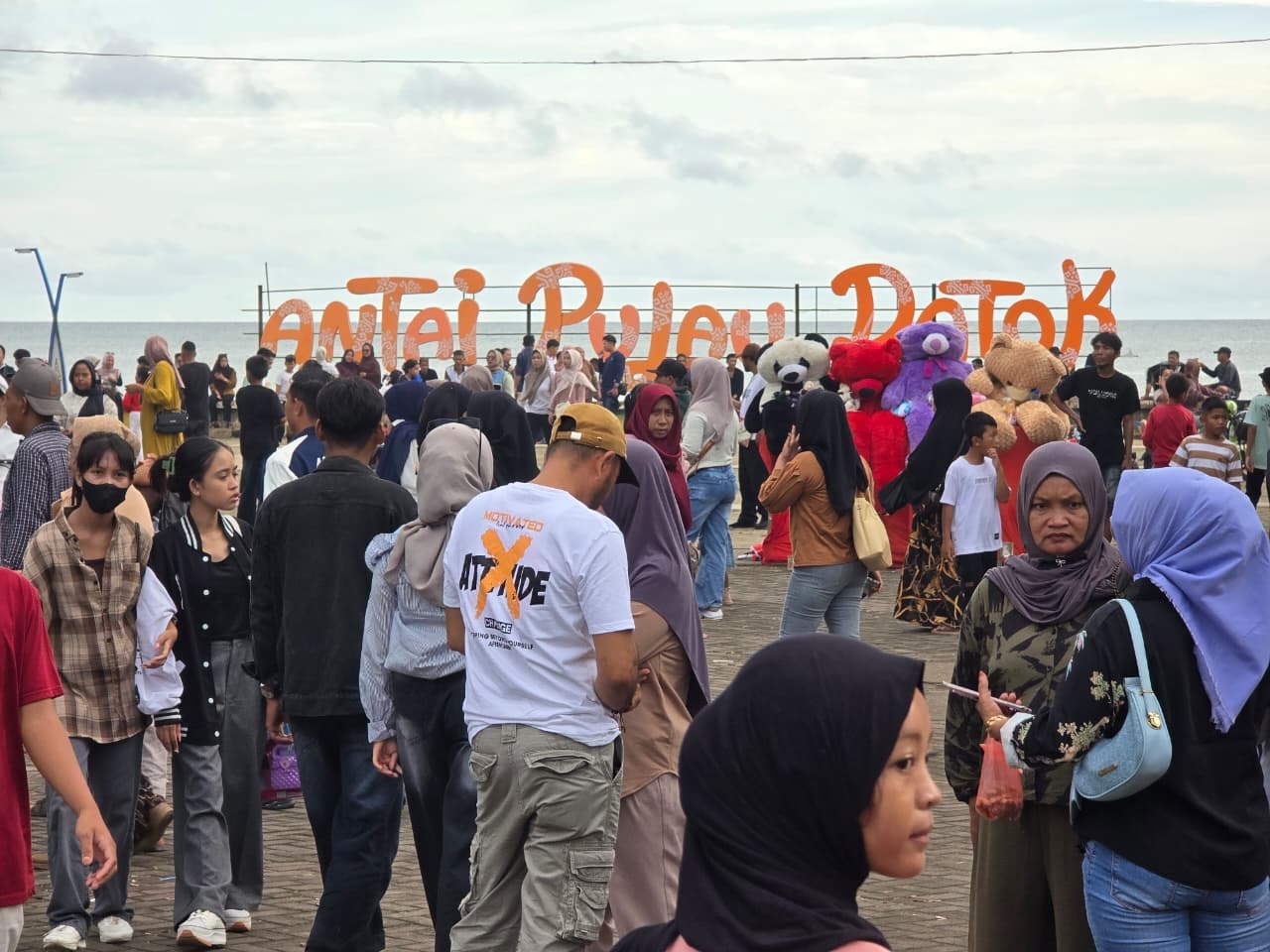 PANTAI : Para pengunjung memadati pantai Pulau Datok, di Sukadana.