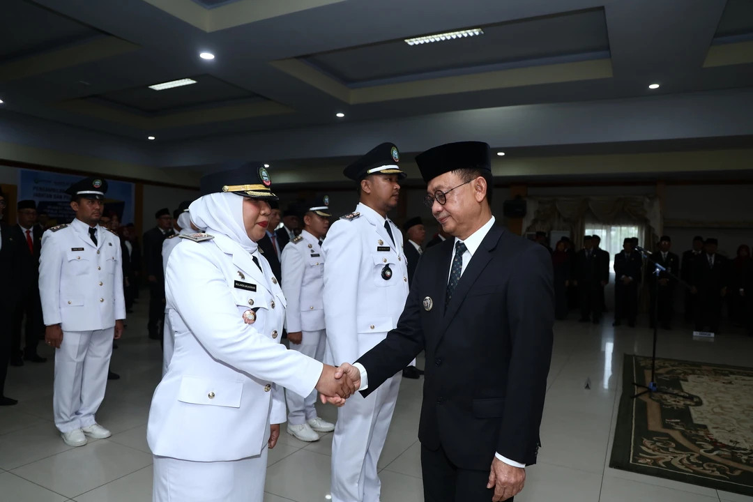 PELANTIKAN: Wali Kota Pontianak Edi Rusdi Kamtono memberi ucapan selamat kepada Wulanda Anjaswari yang dilantik menjadi Camat Pontianak Selatan.