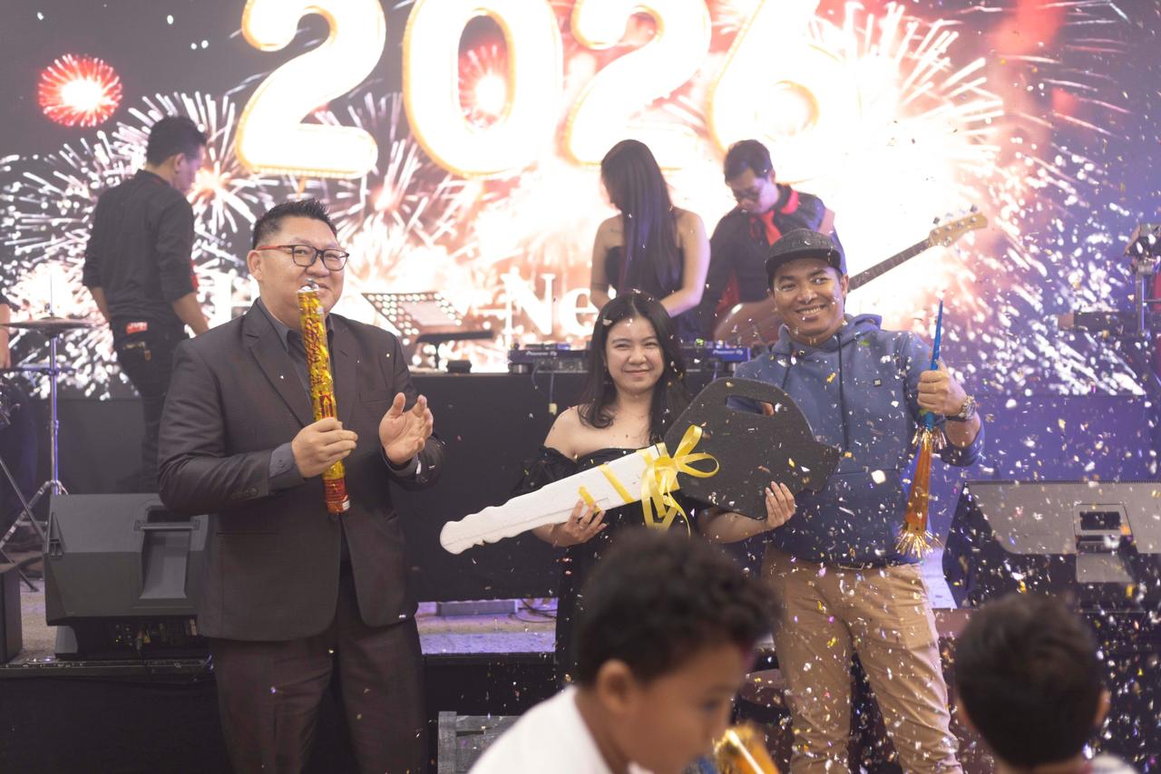 Pemenang hadiah utama sepeda motor berfoto bersama manajemen di tengah kemeriahan perayaan Tahun Baru 2026.