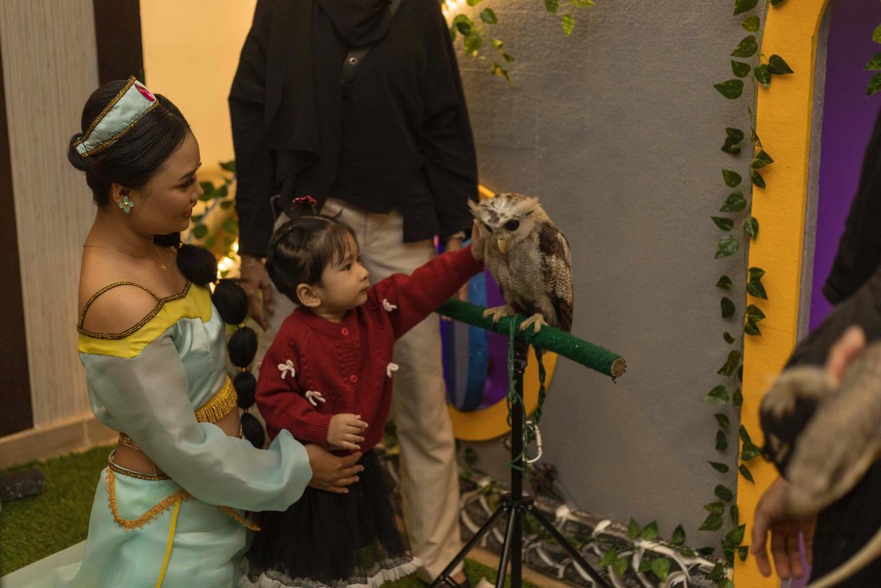 Momen hangat anak-anak menikmati animal show yang menjadi bagian hiburan ramah keluarga.