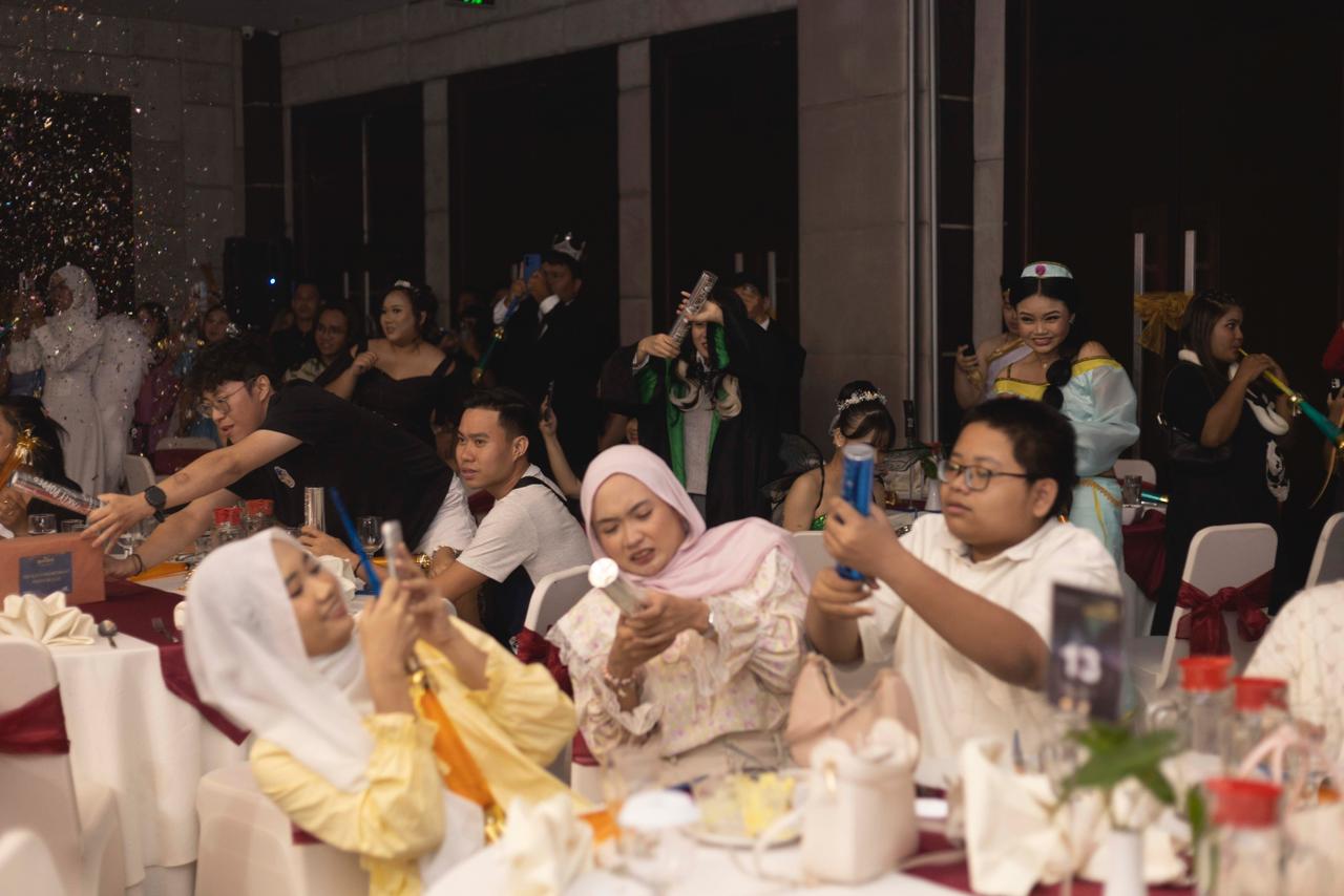 Antusiasme tamu memeriahkan malam pergantian tahun dengan pesta confetti dan suasana penuh kegembiraan.