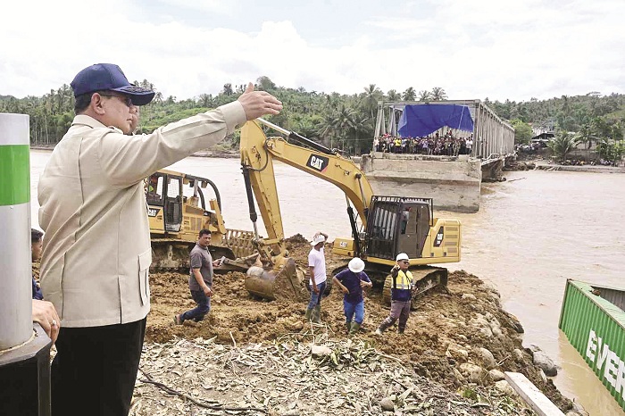 TINJAU: Presiden Prabowo Subianto saat meninjau pembangunan Jembatan Bailey Teupin Mane di Kabupaten Biruen di Provinsi Aceh, pada pertengahan Desember 2025 lalu.