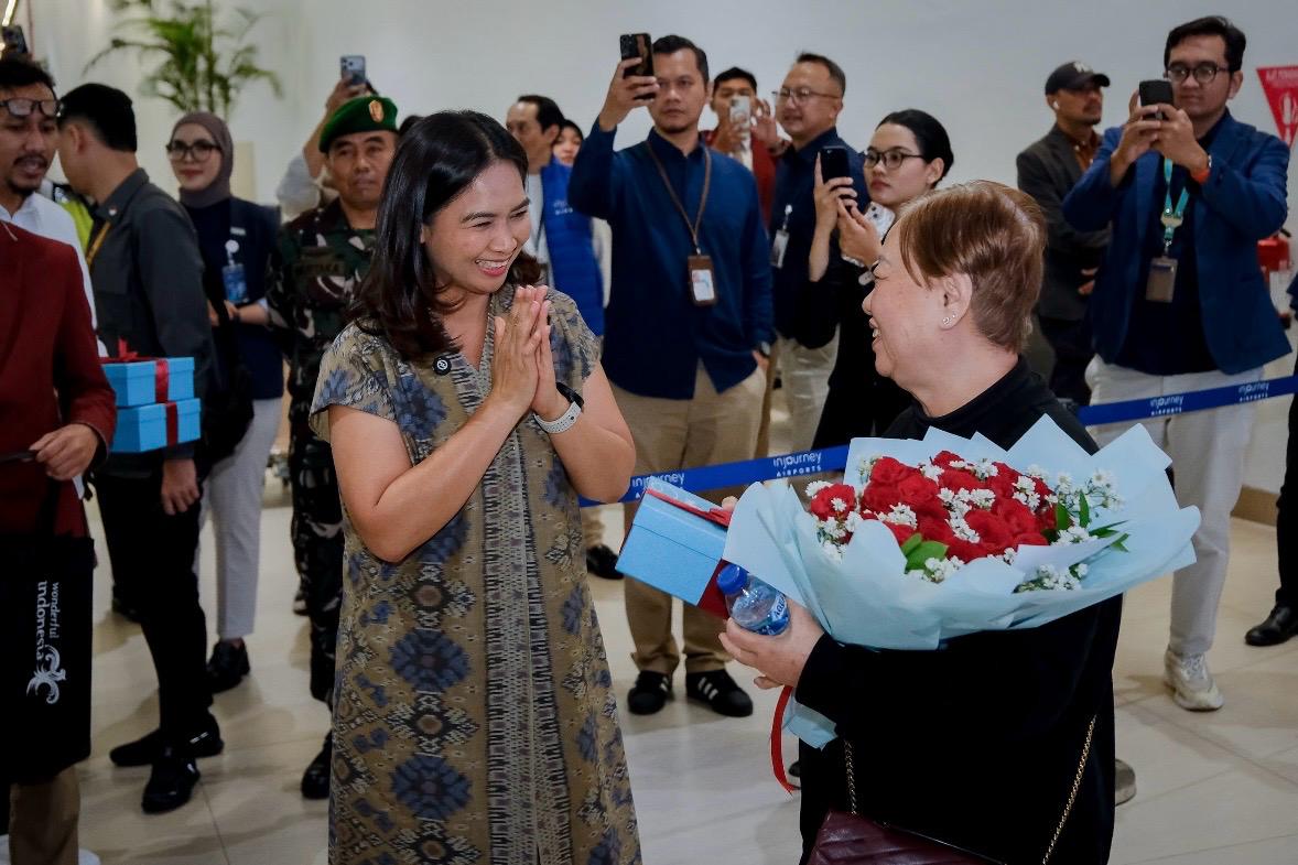 SAMBUT: Wakil Menteri Pariwisata Ni Luh Puspa menyambut wisatawan mancanegara pertama 2026 di Bandara Soekarno-Hatta, Kamis (1/1).