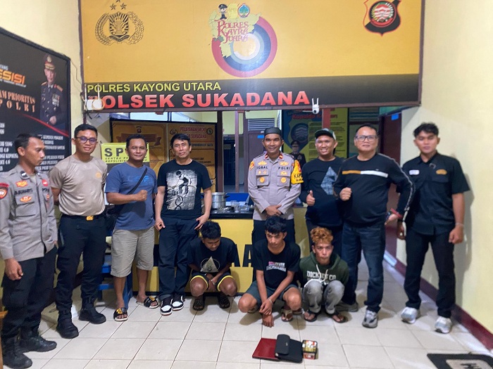 PARA PELAKU: Satuan Reserse Kriminal (Satreskrim) Polres Kayong Utara bersama Polsek Sukadana berhasil mengungkap dua kasus besar tindak pidana pencurian dengan tiga pelaku (duduk).