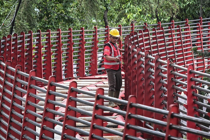 Pekerja memeriksa jembatan penghubung pada proyek revitalisasi Taman Bendera Pusaka di Kebayoran Baru, Jakarta, Jumat (2/1/2026). Revitalisasi yang menggabungkan tiga taman yakni Taman Leuser, Taman Ayodya dan Taman Langsat seluas 5,5 hektare tersebut pro