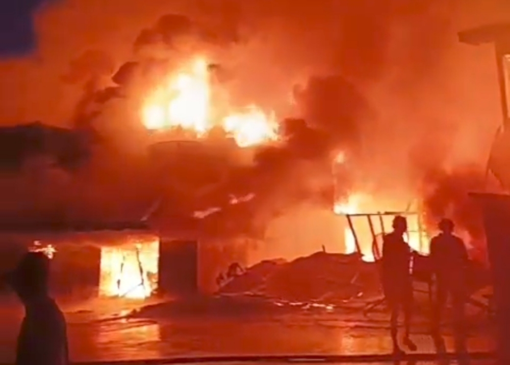Sejumlah kios dilaporkan hangus terbakar di Pasar Seluas Kabupaten Bengkayang pada Sabtu (3/1) sore menjelang malam.
