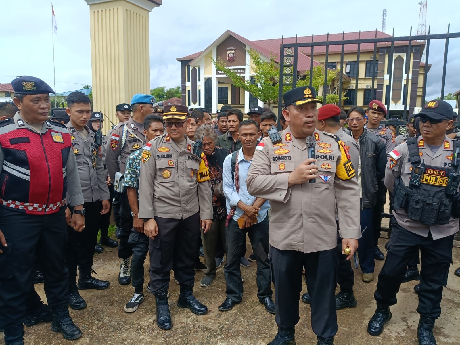 SAMBUT WARGA: Kapolres Kapuas Hulu AKBP Roberto Aprianto Uda saat menyambut kedatangan warga Bika yang terlibat kasus pengeroyokan Ormas.