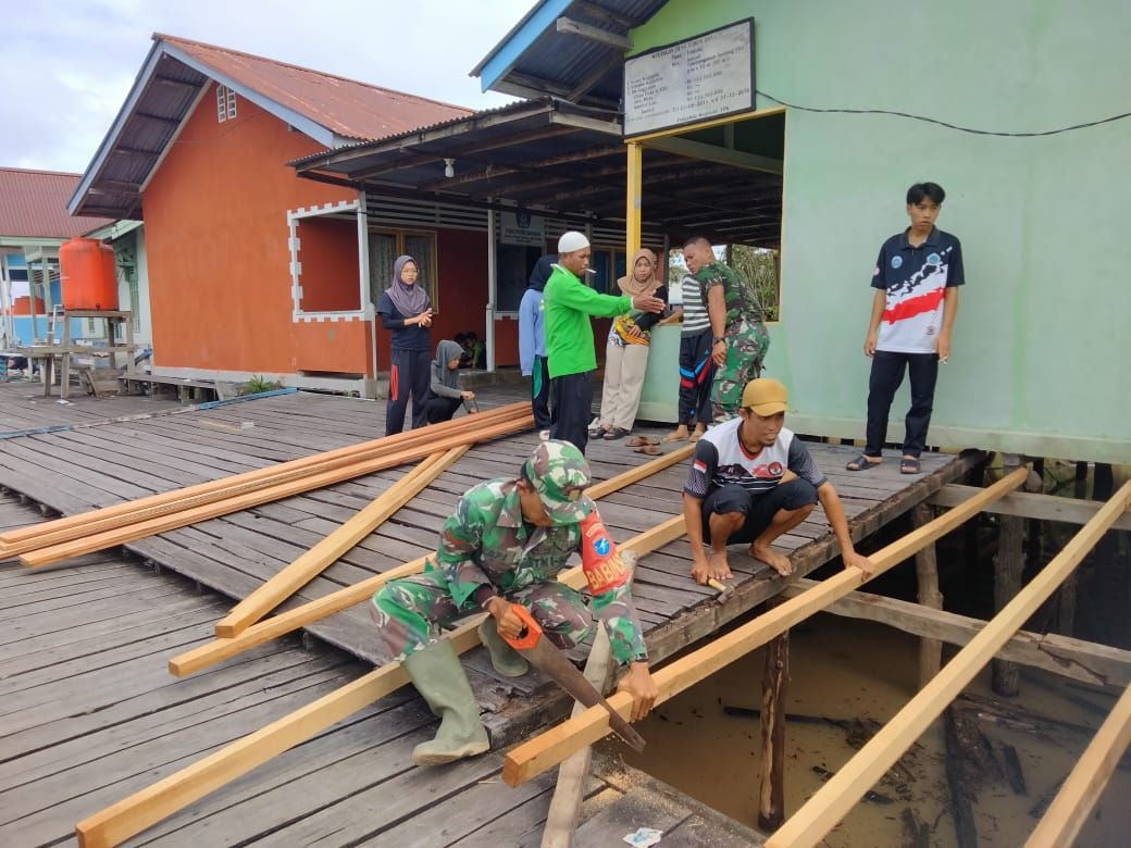 GOTONG-ROYONG: TNI bersama masyarakat memperbaiki gertak di Kecamatan Suhaid.