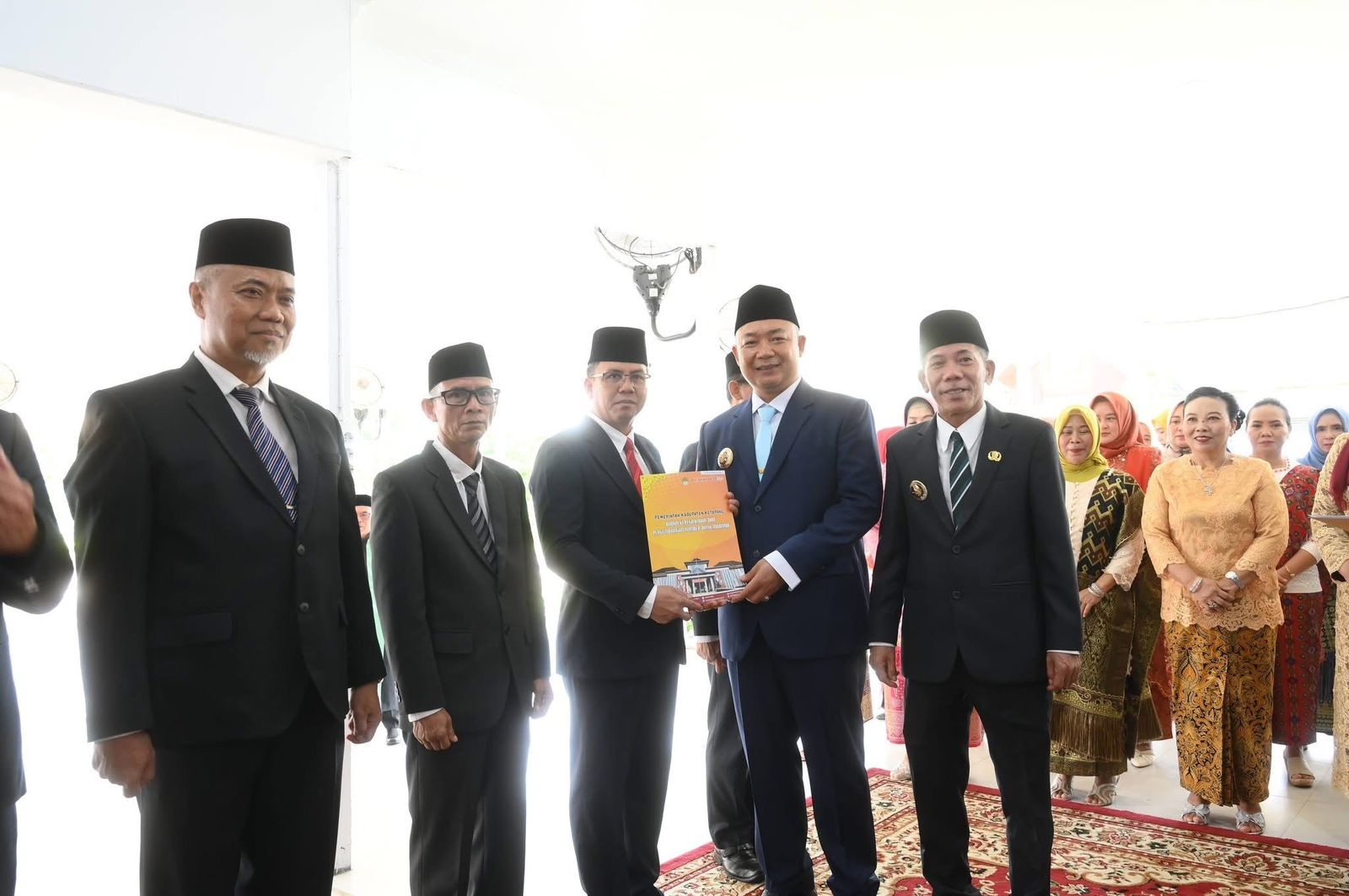 PELANTIKAN: Bupati Ketapang, Alexander Wilyo, melantik sejumlah pejabat eselon II di Pendopo Bupati, Jumat (2/1).