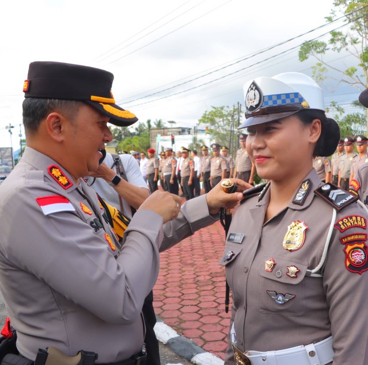 NAIK PANGKAT: Sebanyak 53 personel Polres Sintang menerima kenaikan pangkat setingkat lebih tinggi sebagai bagian dari pembinaan karier dan penilaian kinerja internal kepolisian.