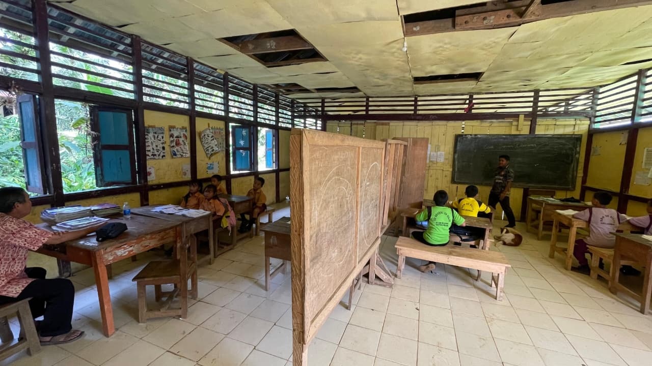 BELUM LAYAK: Siswa kelas 3 dan 4 SDN 30 Silit masih belajar dalam satu ruangan yang hanya bersekat tripleks.
