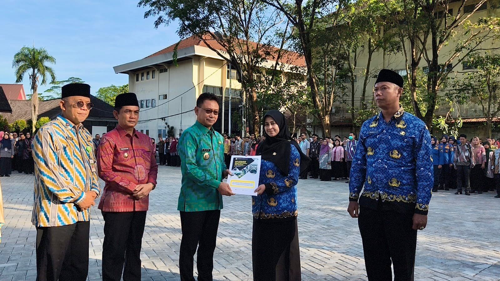 LANTIK: Wali Kota Pontianak Edi Rusdi Kamtono menyerahkan secara simbolis SK P3K Paruh Waktu.