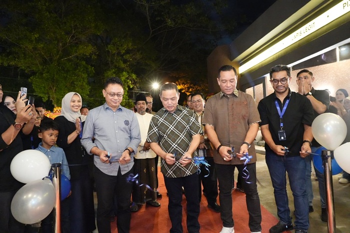 PERESMIAN: Gubernur Kalbar Ria Norsan bersama Wali Kota Pontianak Edi Rusdi Kamtono menggunting pita saat peresmian Cafe Indigo.