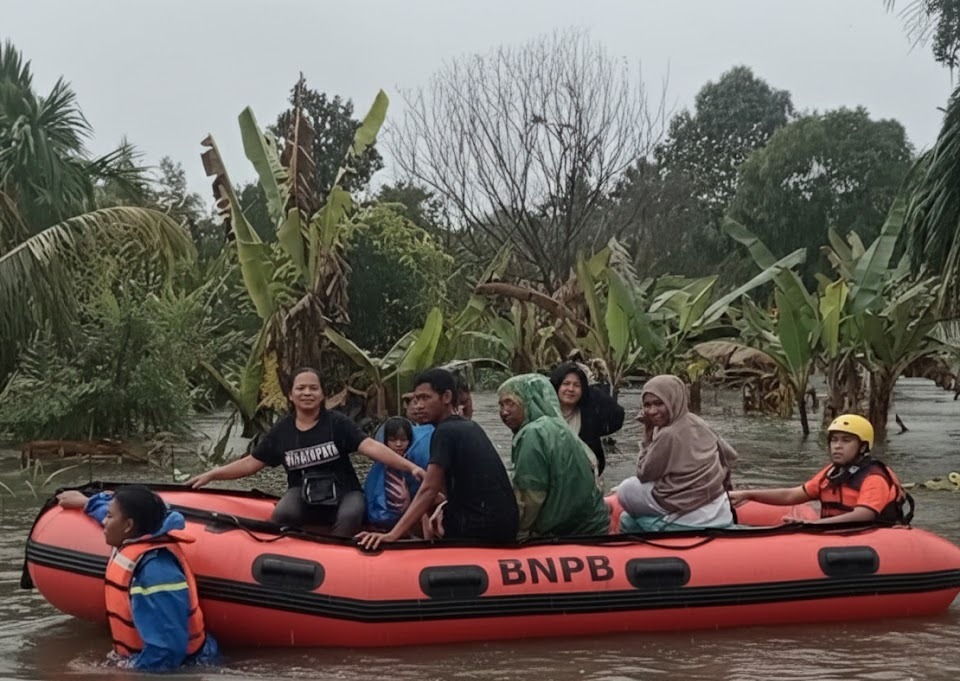 EVAKUASI: BPBD Kota Padang mengevakuasi delapan warga terdampak banjir di Dadok Tunggul Hitam sejak Kamis (1/1) malam hingga Jumat malam (2/1).