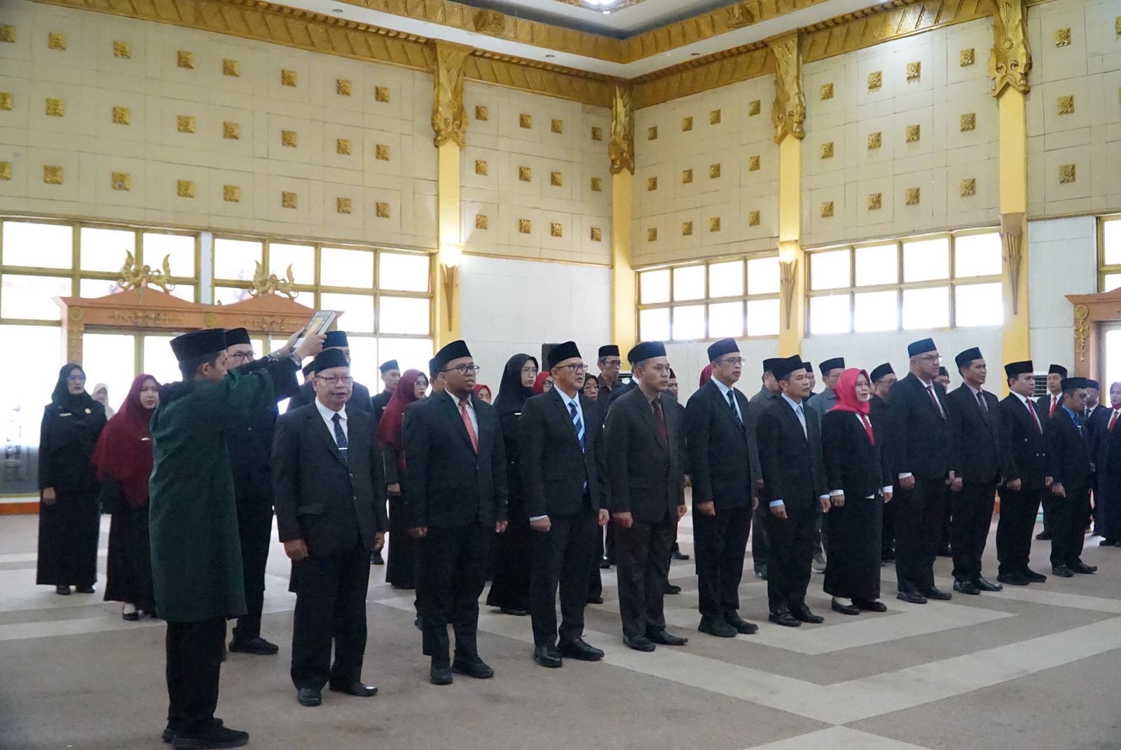 PELANTIKAN: Bupati Sambas melantik sejumlah pejabat di lingkungan Pemkab Sambas.