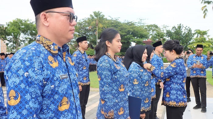 PASANG LENCANA: Wali Kota Singkawang, Tjhai Chui Mie menyematkan lencana Korpri kepada perwakilan PPPK Paruh Waktu, Jumat (2/1/2026).