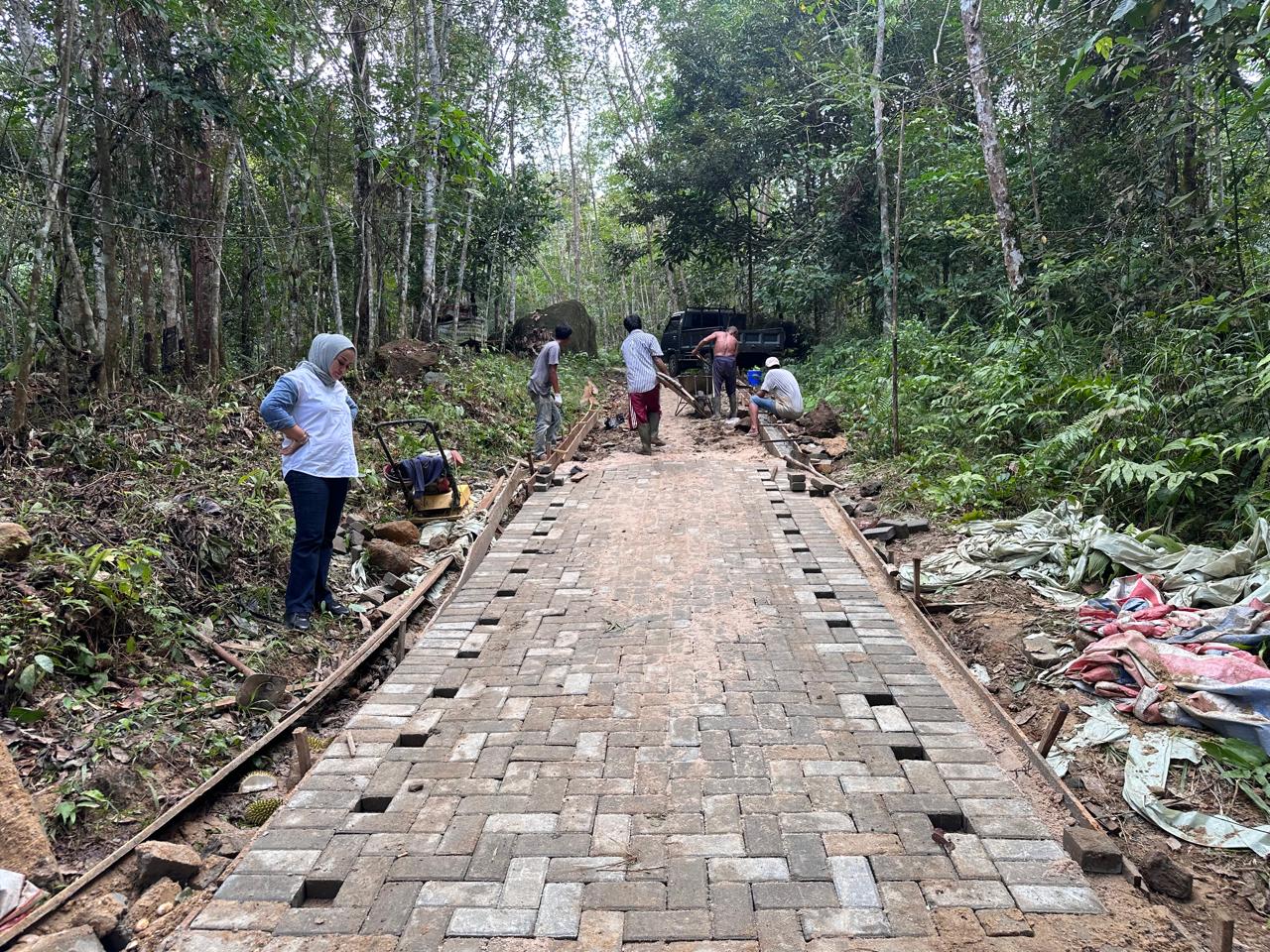 JALAN PAVING: Proses perbaikan jalan permukiman Bakti Nyata Kelurahan Pajintan, Kecamatan Singkawang Timur yang menggunakan dana APBD Provinsi Kalbar 2025.