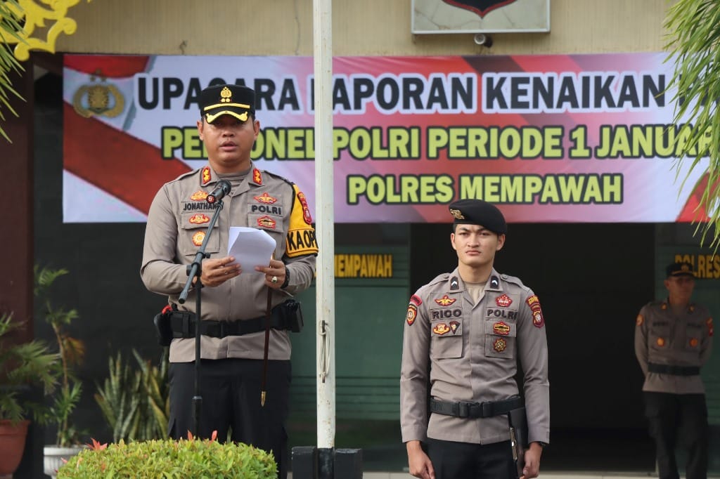 UPACARA: Kapolres AKBP Jonathan David saat memimpin upacara kenaikan pangkat.