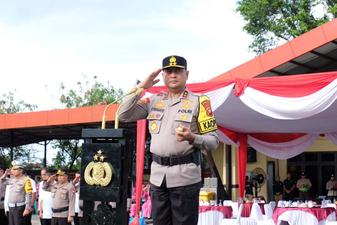 PIMPIN: Kapolda Kalbar Irjen Pol Pipit Rismanto memimpin upacara laporan kenaikan pangkat periode 1 Januari 2026 di Lapangan Jananuraga Mapolda Kalbar, Rabu (31/12).