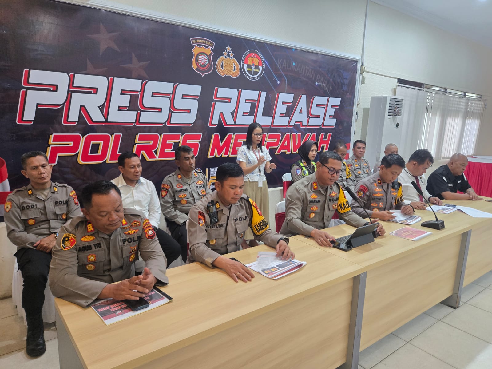 JUMPA PERS: Kapolres AKBP Jonathan David saat memimpin press release akhir tahun 2025
