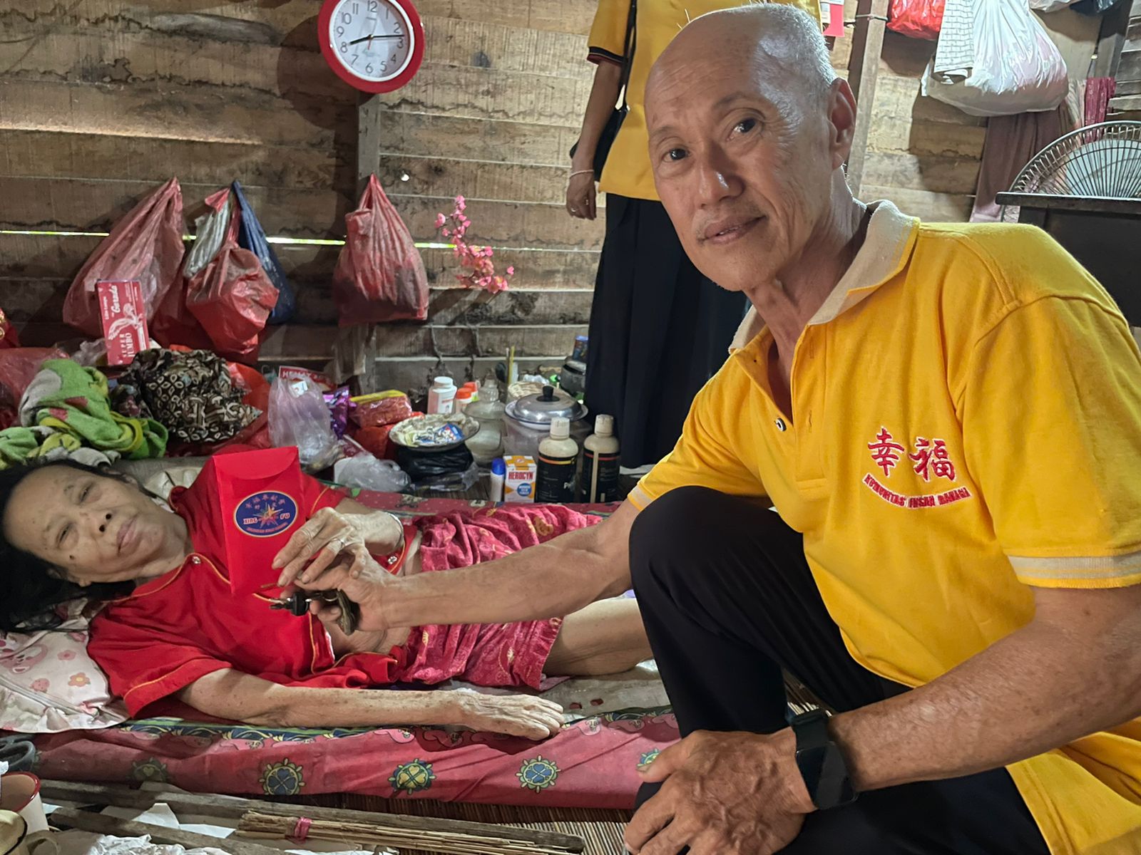 BANTUAN BEROBAT: Xing Fu menyalurkan bantuan biaya berobat kepada warga kurang mampu.