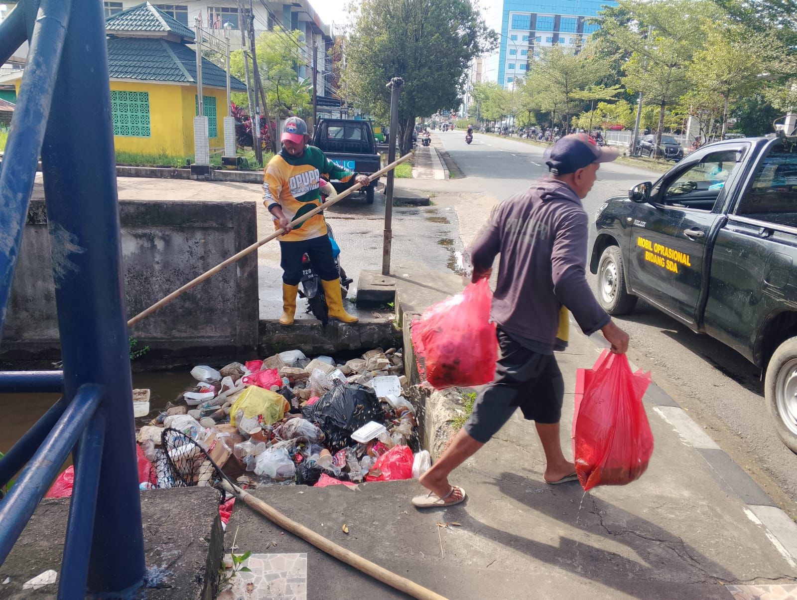 HADAPI ROB: Petugas Dinas PUPR Kota Pontianak membersihkan drainase dan saluran air sebagai upaya mengantisipasi banjir rob, Sabtu (3/1).&nbsp;&nbsp;