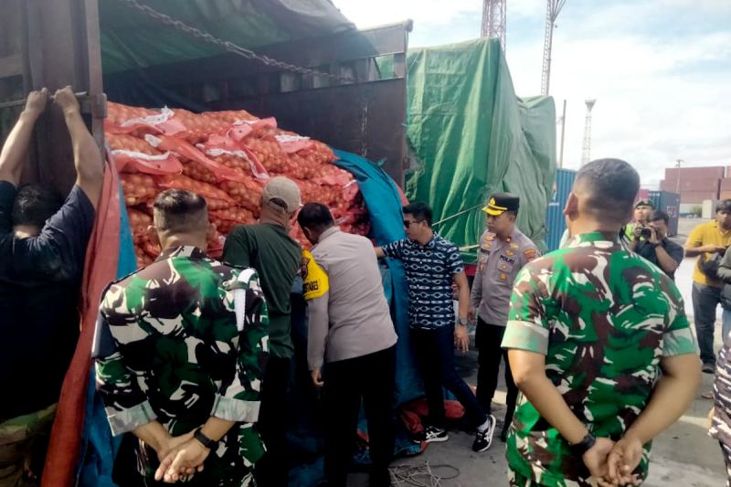 DIGAGALKAN: Aparat penegak hukum menggagalkan masuknya bawang bombay ilegal di Pelabuhan Tanjung Emas, Kota Semarang sebanyak 133 ton, Jumat (2/1).