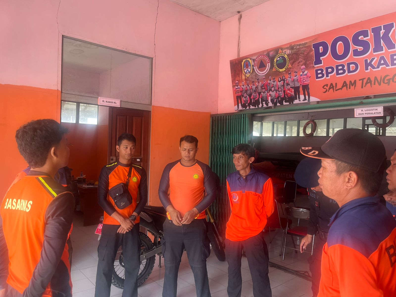 Kansar Pontianak mengerahkan satu tim rescue dari Pos SAR Sintang menuju lokasi kejadian.