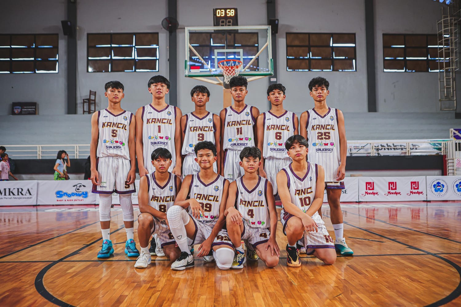 Tim Basket Putra KU-14 Kancil saat mengikuti turnamen basket antarklub Youth Basketball Asociation (YBA), Cirebon 26-30 Desember 2025.