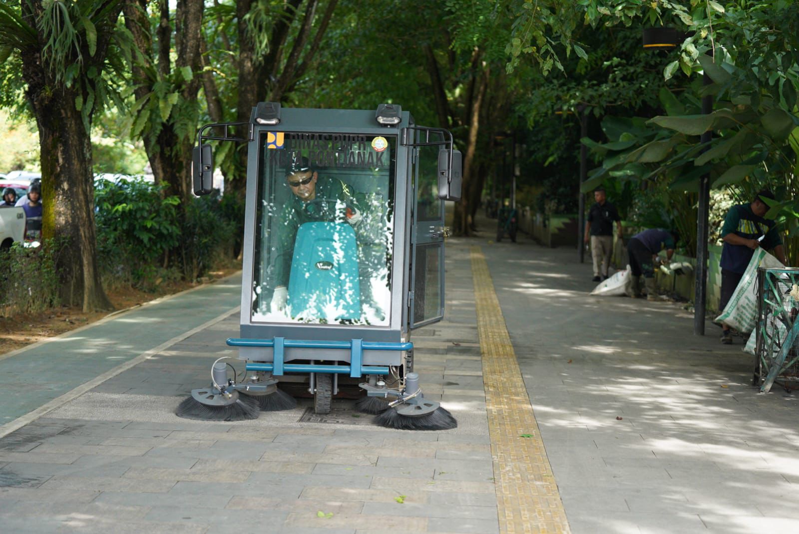 JAGA KEBERSIHAN: Wako Pontianak Edi Rusdi Kamtono mencoba kendaraan penyapu trotoar dan jalan di Taman Digulis Untan pada Sabtu (3/1). Alat tersebut menjadi upaya Pemkot menjaga kebersihan wajah kota.