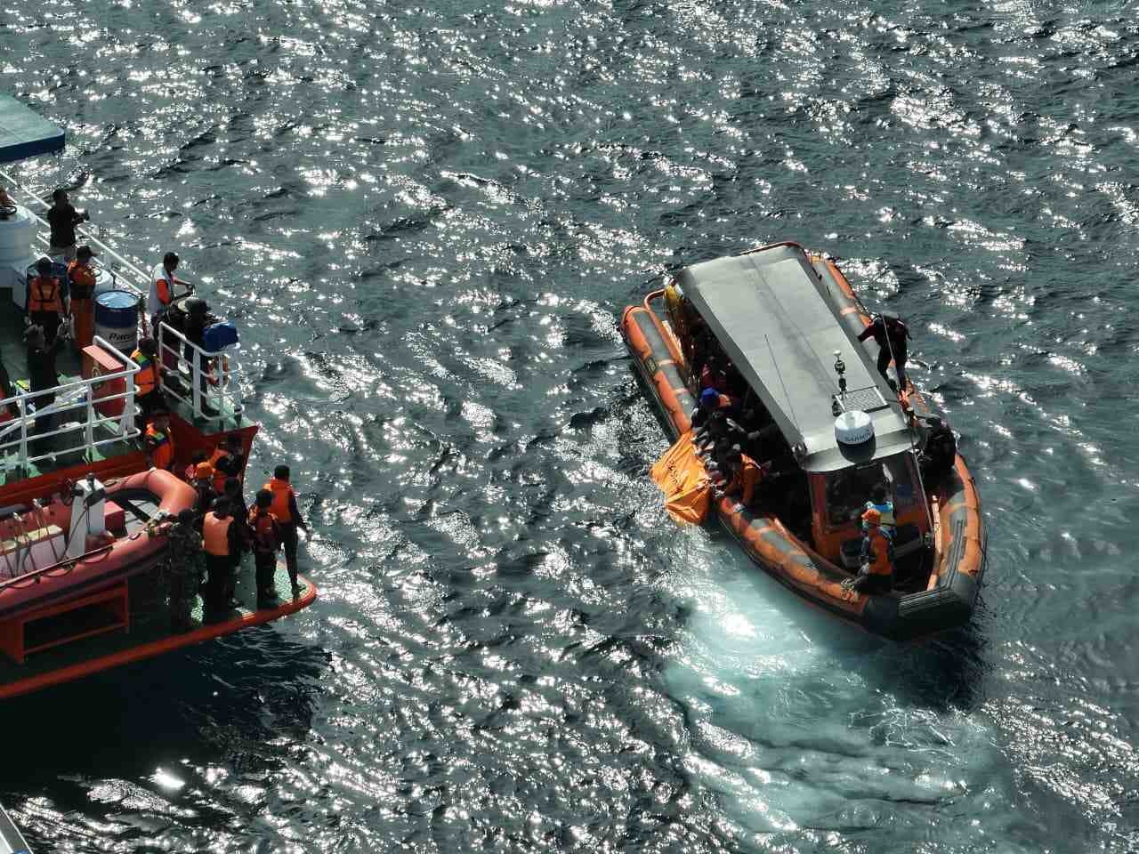 EVAKUASI: Tim SAR Gabungan mengevakuasi jenazah Martin Carreras Fernando, korban tenggelamnya KM Putri Sakinah di Perairan Pulau Padar, Labuan Bajo, Minggu (4/1).