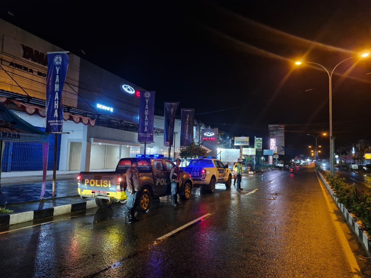 PATROLI : Sejumlah anggota polisi melakukan patroli tengah malam di lokasi yang sering dijadikan balap liar, Sabtu (3/1) malam.