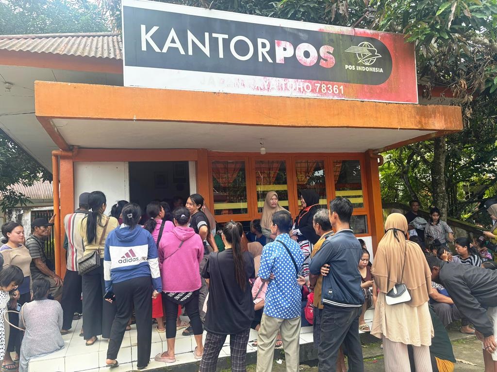 pencairan BLT Kesra di Kantor Pos Kecamatan Toho.
