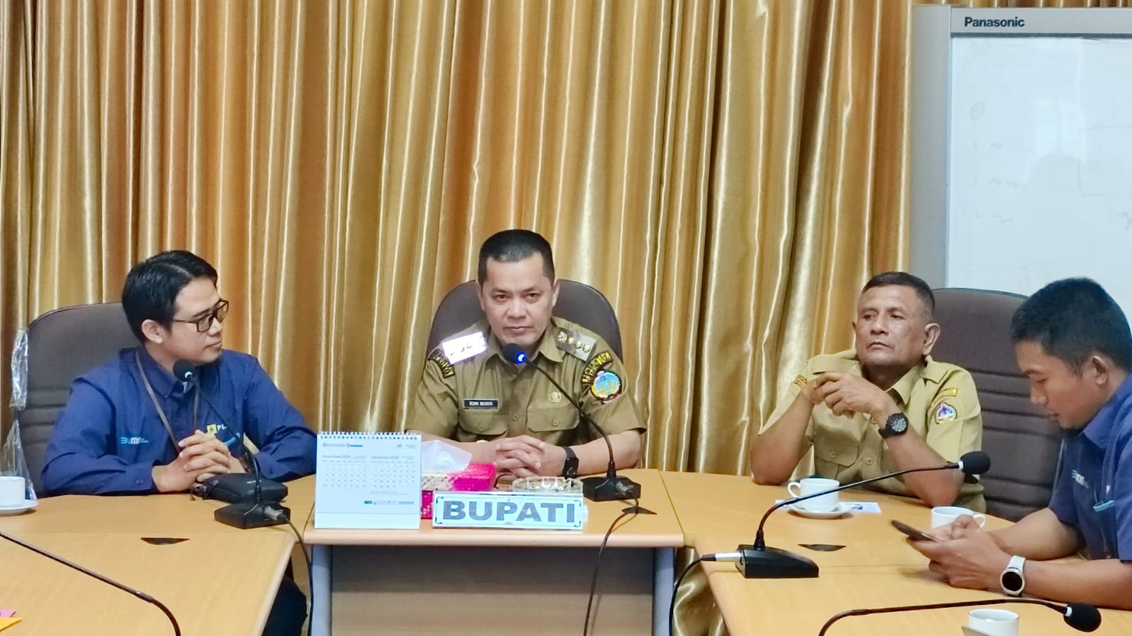 DISKUSI : Bupati Kayong Utara, Romi Wijaya (tengah), memimpin diskusi bersama jajaran PT PLN (Persero) UP3 Ketapang dan ULP Sukadana.
