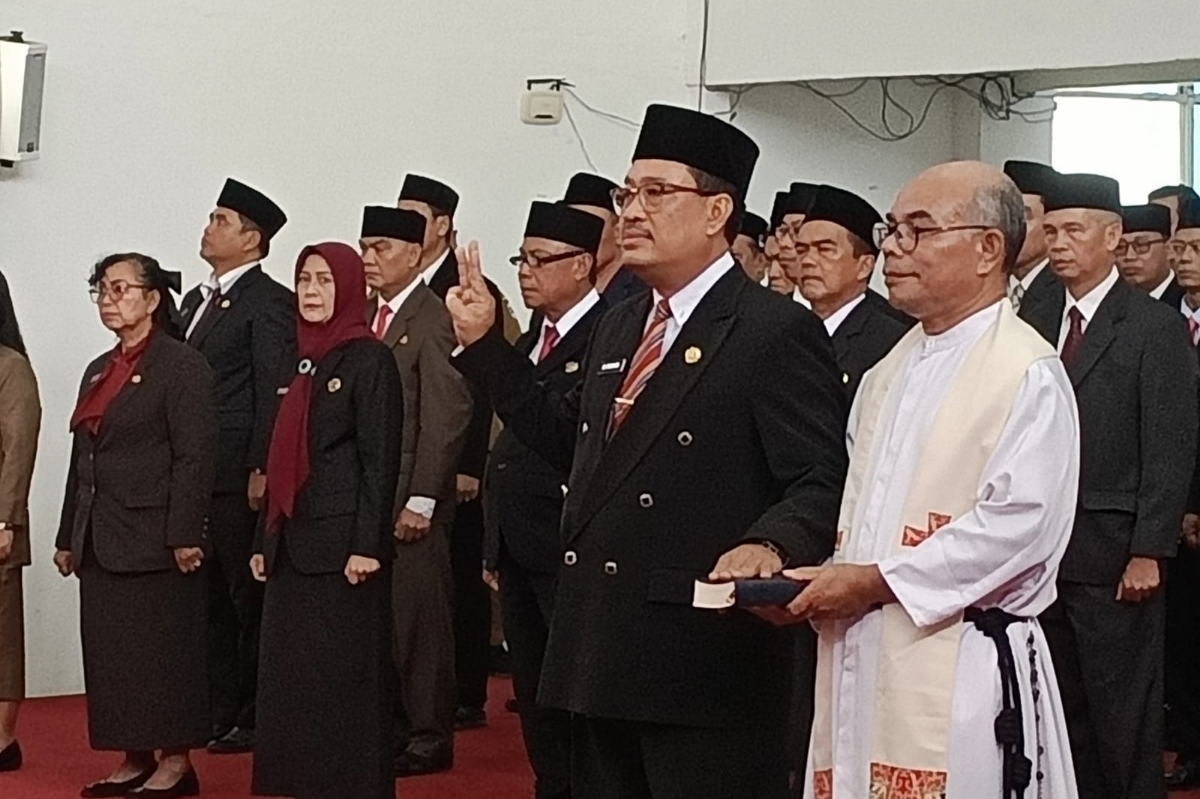 Sekretaris Daerah Kabupaten Kapuas Hulu Ambrosius Sadau saat diambil sumpahnya oleh Bupati Kapuas Hulu.