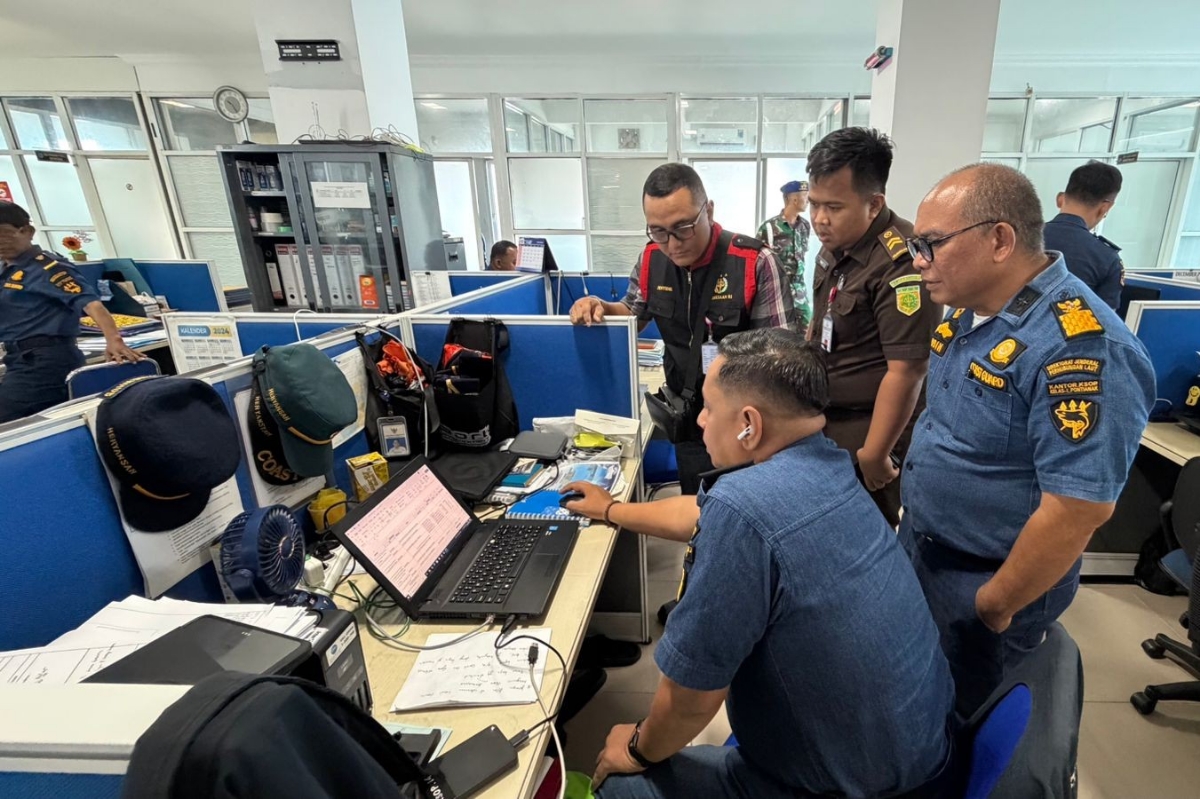 Tim Penyidik Pidana Khusus Kejati Kalbar menggeledah serentak di lima lokasi strategis yang diduga berkaitan langsung dengan aktivitas pertambangan bauksit PT Laman Mining, Senin (5/1).