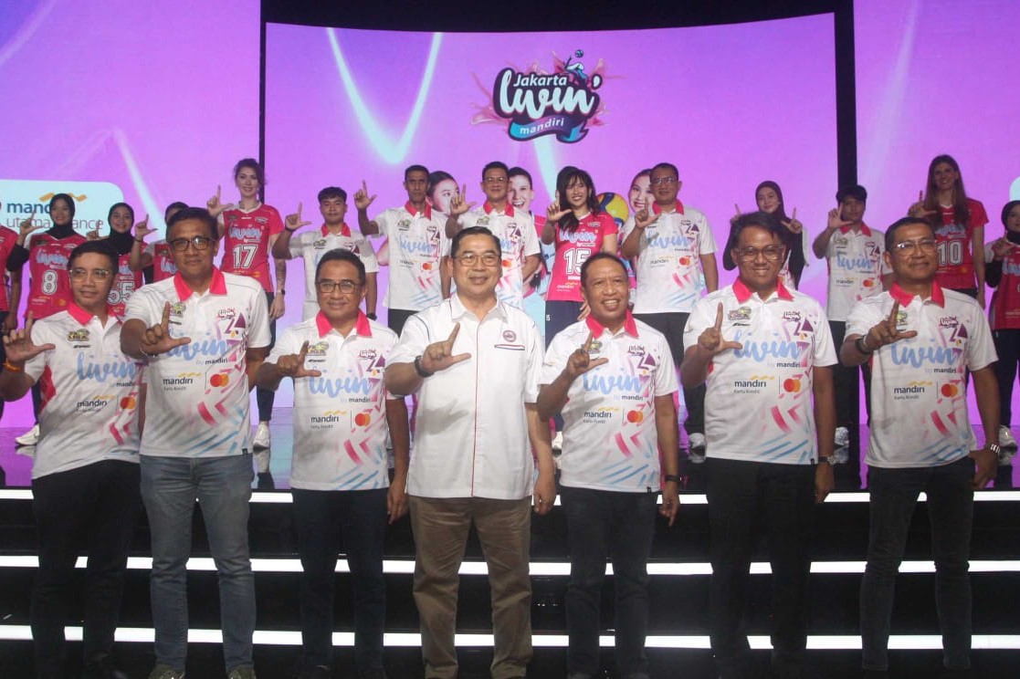 Wakil Dirut Bank Mandiri Henry Panjaitan berfoto bersama jajaran pejabat, manajemen, dan para pemain Jakarta Livin&rsquo; by Mandiri usai peluncuran skuad Proliga 2026 di Jakarta, Senin (5/1).