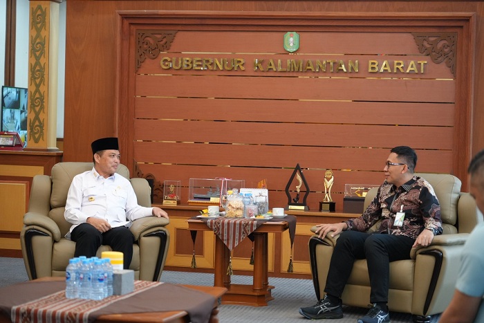 KUNJUNGAN: Gubernur Ria Norsan saat menerima kunjungan Kepala BPJS Ketenagakerjaan Wilayah Regional Kalimantan, Ady Hendratta, belum lama ini.