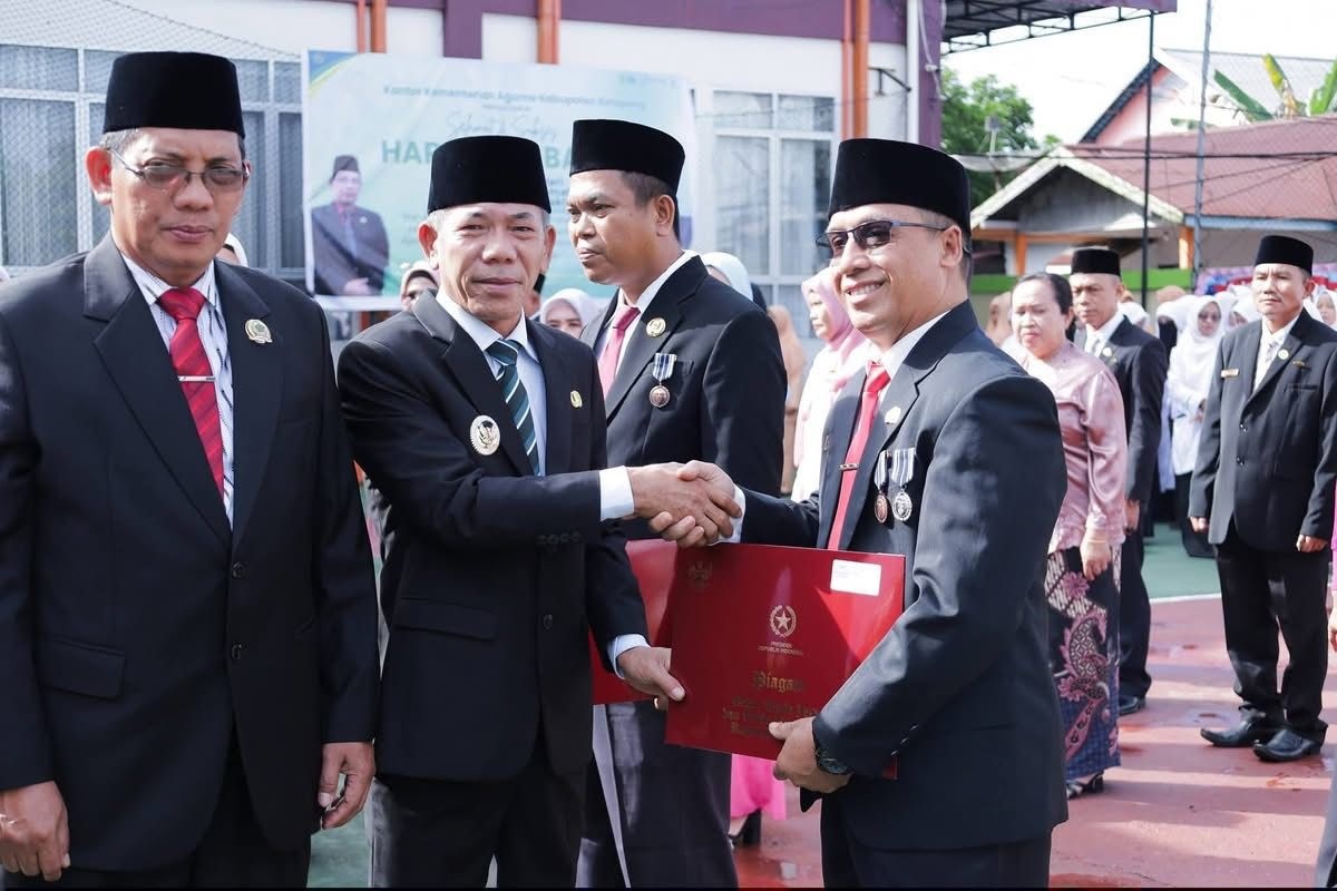 PENGHARGAAN : Wabup Ketapang, Jamhuri Amir, menyerahkan penghargaan kepada ASN Kemenag Ketapang yang telah mengabdi selama puluhan tahun.