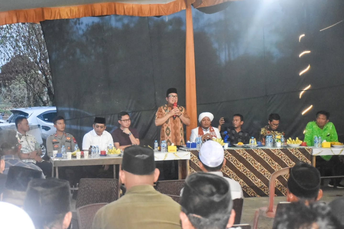SYUKURAN: Bupati Kubu Raya, Sujiwo menghadiri syukuran sekaligus meresmikan kawasan kios pedagang yang telah ditata di Jalan Mayor Alianyang, Desa Durian, Kecamatan Sungai Ambawang.