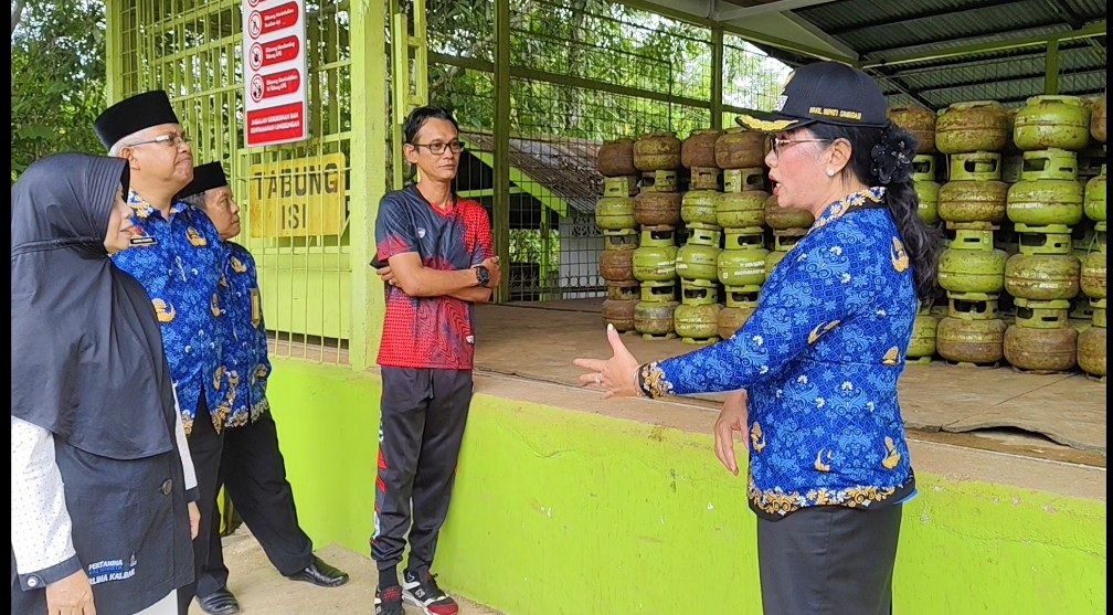 SIDAK: Wabup Sanggau, Susana saat melakukan sidak agen LPG 3 Kg di Sanggau Permai, Jumat (2/1).