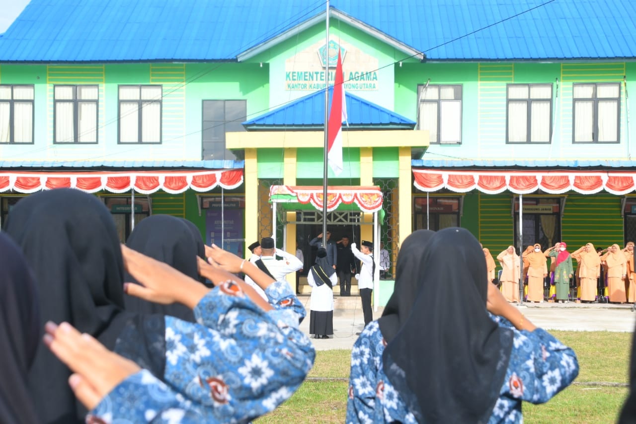 UPACARA : Kegiatan Upacara Peringatan Hari Amal Bakti (HAB) ke-80 Kementerian Agama Republik Indonesia Tahun 2026, di Halaman Kantor Kemenag Kabupaten Kayong Utara, Sukadana, Sabtu (3/1).
