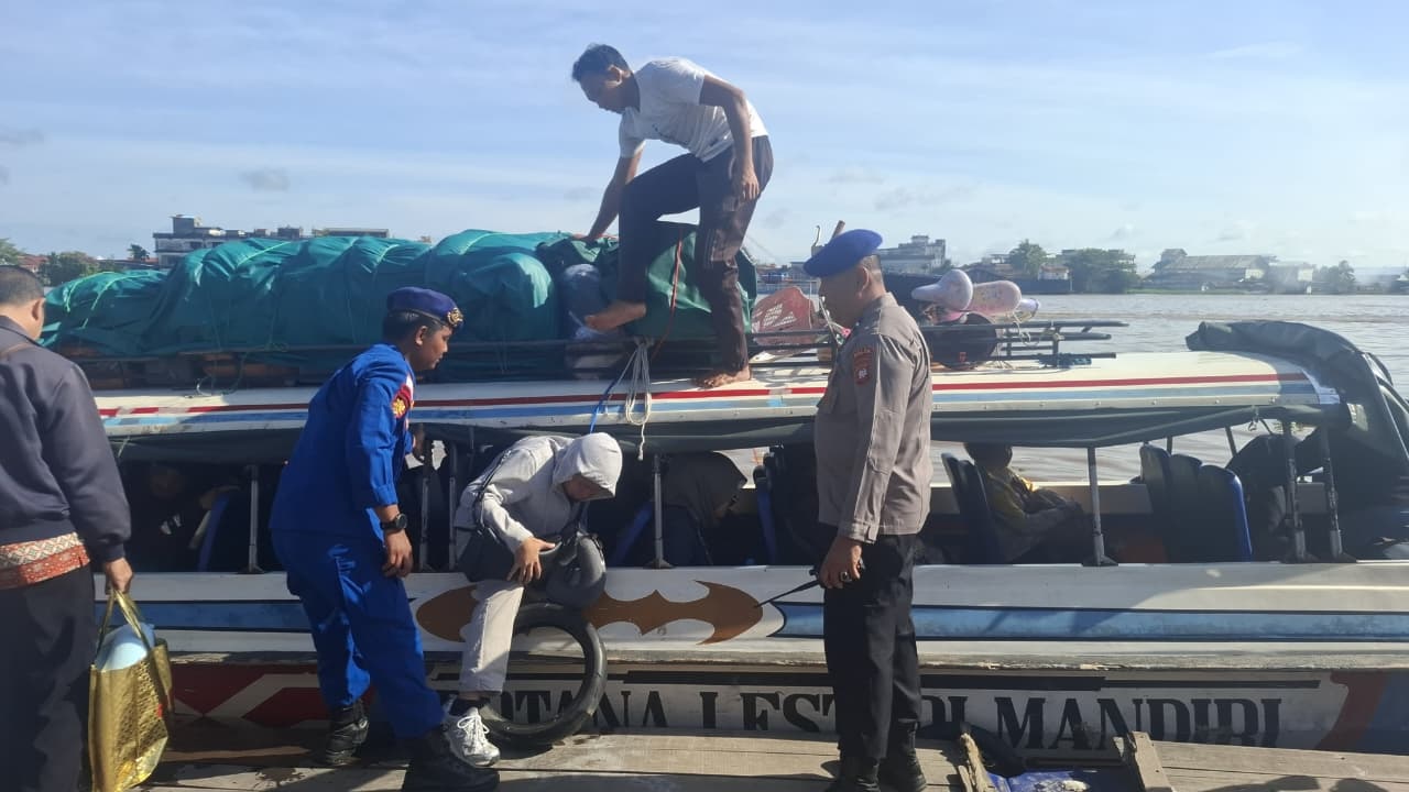 DERMAGA: Petugas Sub Satgas Polair Operasi Lilin Kapuas 2025 melakukan pengecekan penumpang dan kelayakan kapal di salah satu dermaga di Kota Pontianak.