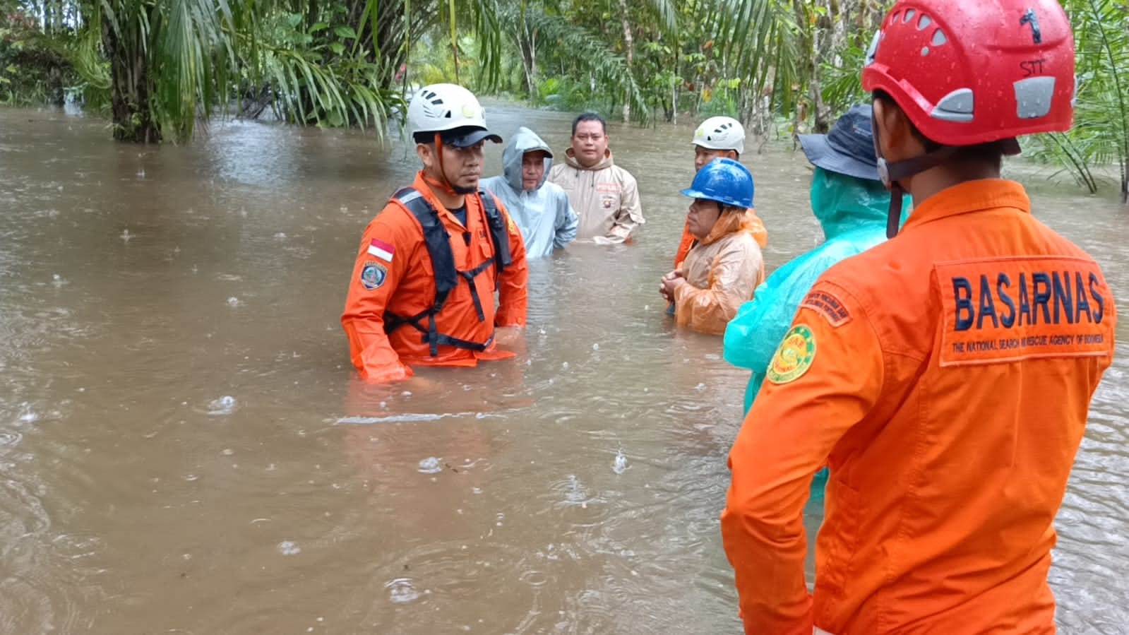HADAPI KENDALA: Proses pencarian korban menghadapi kendala di lapangan, dimana lokasi tergenang banjir, sehingga menyulitkan pergerakan tim.