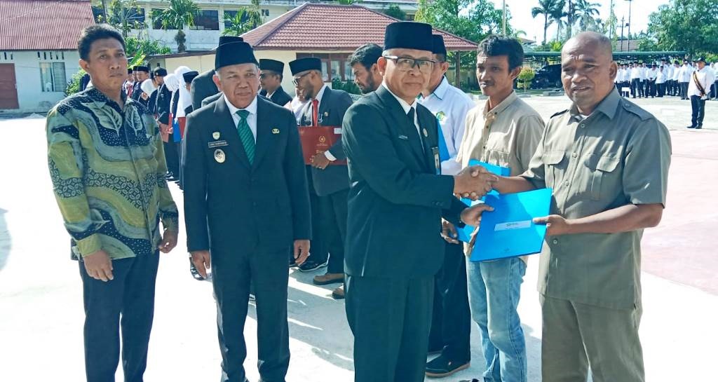 Kakan Kemenag didampingi Wakil Bupati Mempawah Juli Suryadi Burdadi menyerahkan sertifikat wakaf.