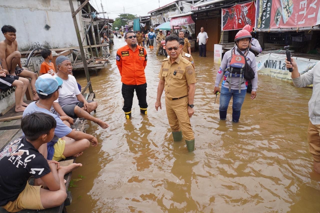 TERJUN LANGSUNG: Wali Kota Pontianak Edi Rusdi Kamtono meninjau langsung wilayah yang tergenang akibat air pasang di Pontianak Barat, bulan lalu.