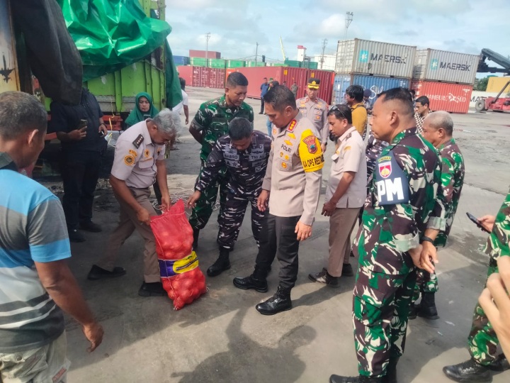 DIGAGALKAN: Aparat penegak hukum menggagalkan masuknya bawang bombay ilegal di Pelabuhan Tanjung Emas, Kota Semarang sebanyak 133 ton, Jumat (2/1).