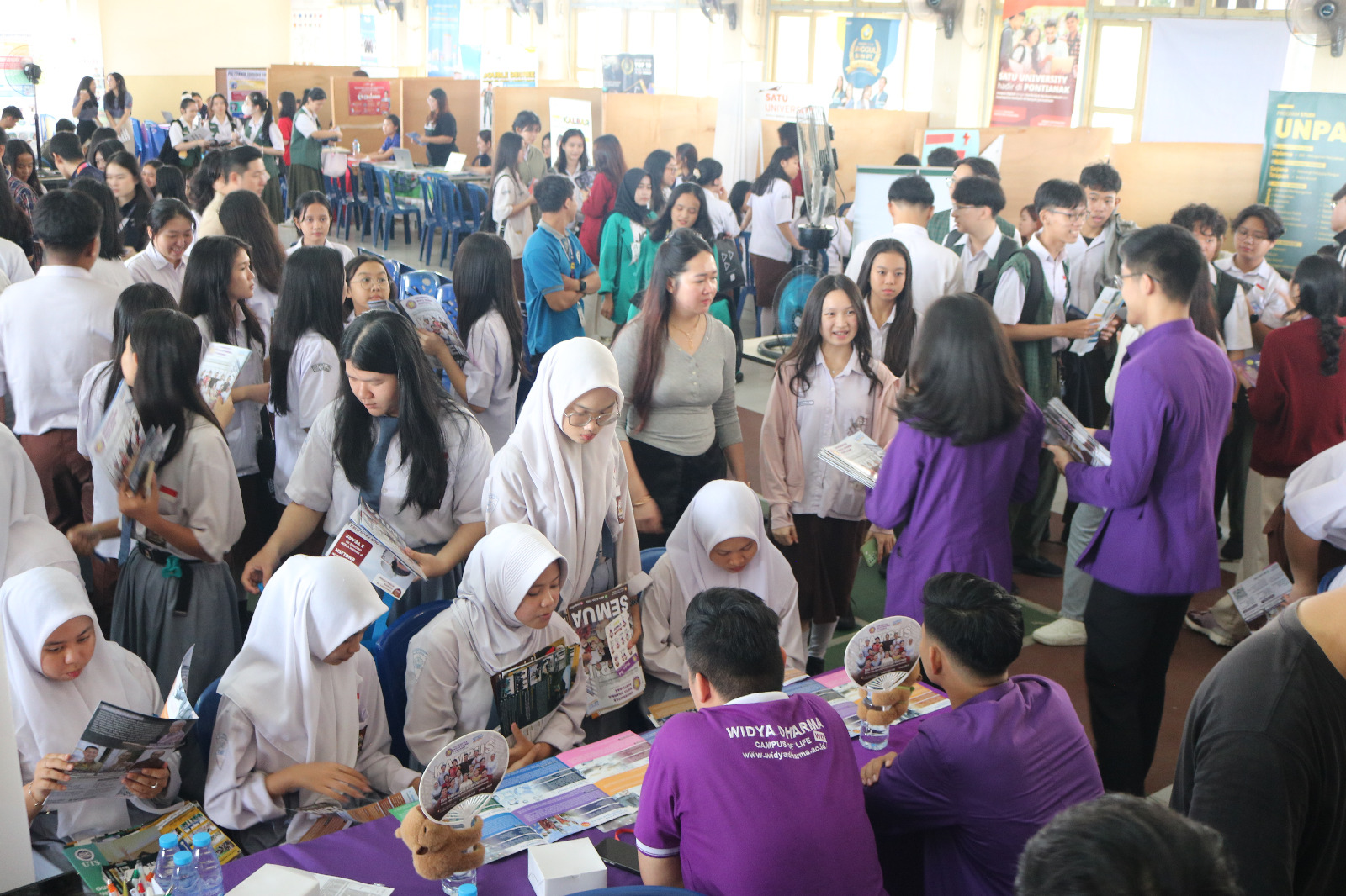 Antusias siswa siswi yang berasal dari berbagai sekolah saat menghadiri Expo Pendidikan.