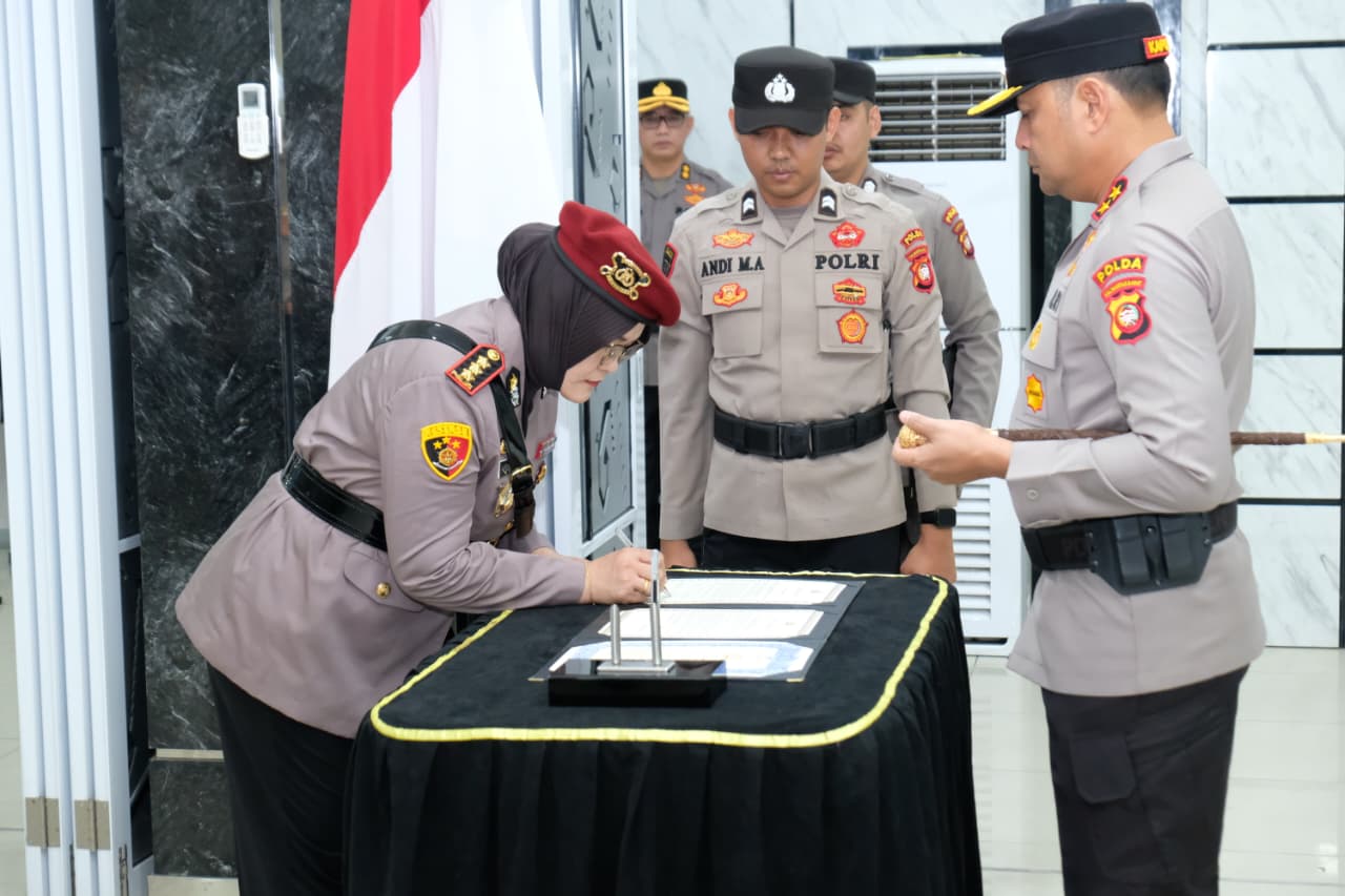 SERTIJAB : Kapolda Kalbar Irjen Pol Pipit Rismanto memimpin upacara serah terima jabatan pejabat utama, dan kapolres jajaran di Balai Kemitraan Polda Kalbar, Senin (5/1).