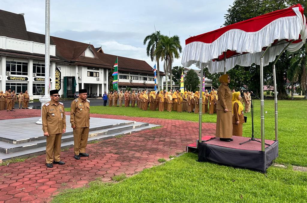 APEL PERDANA: Bupati Mempawah, Erlina saat memimpin apel perdana di tahun 2026.